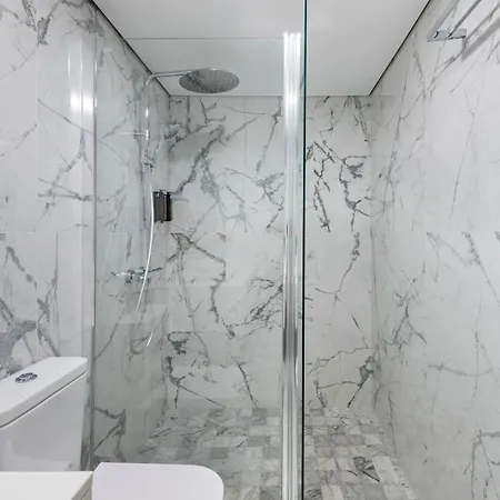 Spacious Duplex - 2 Private Bathrooms - Workspace *